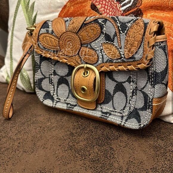 COACH BLEECKER VACHETTA FLORAL APPLIQUÉ& DENIM SIGNATURE WRISTLET LT ED EUC 2007 - Picture 3 of 17